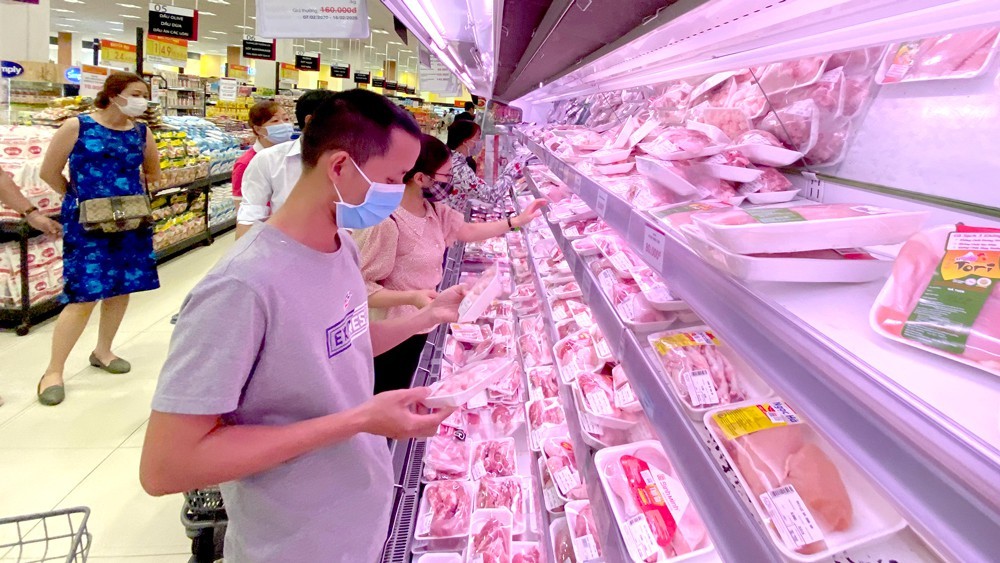  
Người tiêu dùng chọn mua thịt lợn trong siêu thị (Ảnh: Báo Sài Gòn Giải Phóng)