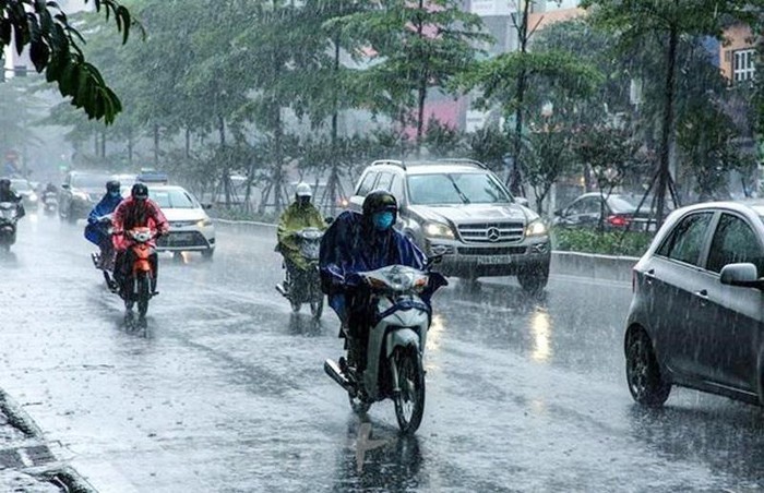  
Mọi người nên đem theo áo mưa để không bị ướt khi thời tiết thay đổi bất thường (Ảnh: Kinh tế đô thị)