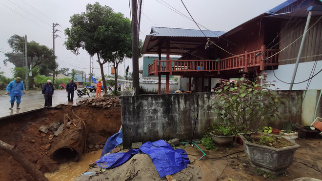  
Hố khổng lồ xuất hiện sau cơn mưa lớn tại Lai Châu (Ảnh: VOV)
