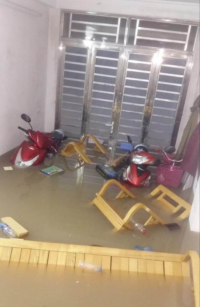  
Nước mưa ngập tràn vào nhà của một hộ dân (Ảnh: Lao Động)