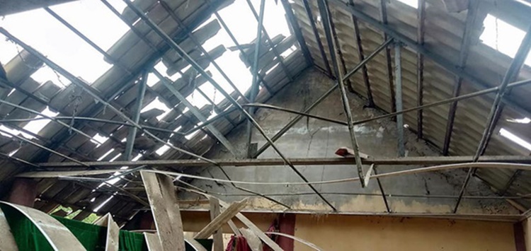  
Một nhà dân bị hư hỏng sau trận động đất hôm 1/8 (Ảnh: Thanh Niên)