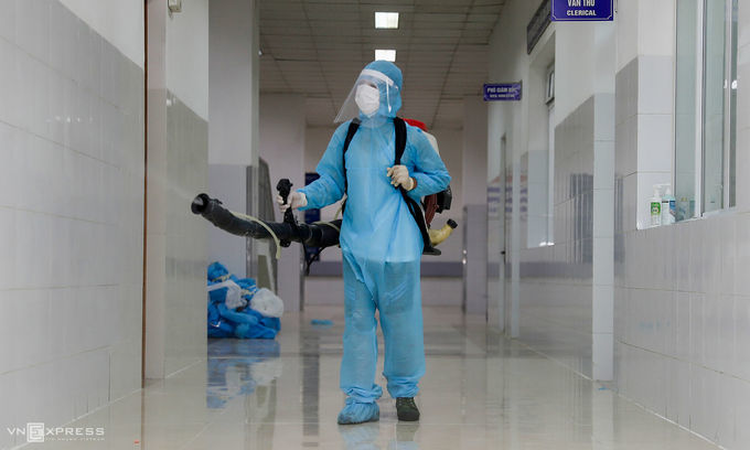 
Nhân viên y tế phun khử trùng phòng dịch tại bệnh viện (Ảnh: VNExpress)