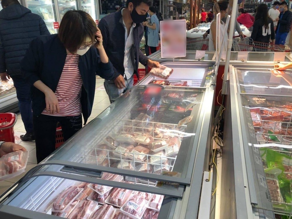  
Người tiêu dùng chọn mua thịt lợn trong siêu thị (Ảnh: Tiền Phong)