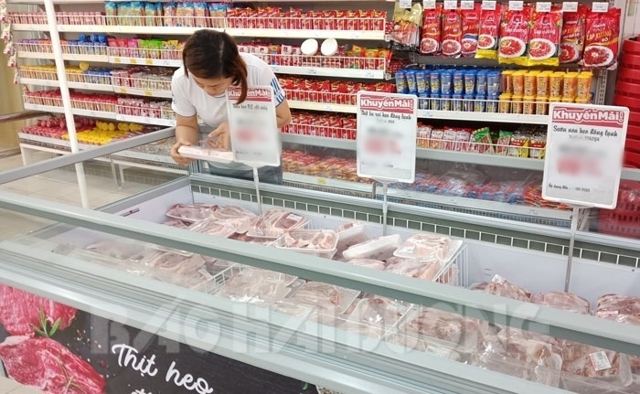 
Người tiêu dùng chọn mua thịt lợn trong siêu thị (Ảnh: Báo Hải Dương)