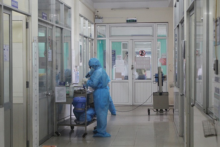  
Nhân viên y tế mặc đồ bảo hộ trong khu cách ly điều trị cho bệnh nhân Covid-19 (Báo Quốc tế)