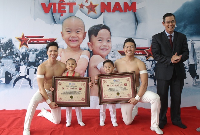  
Hai bé trai cùng bố của mình đón nhận lỷ lục Guiness Việt Nam (Ảnh: Zing)