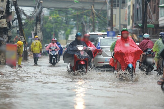  
Một đoạn đường tại quận Thanh Xuân bị ngập (Ảnh: Hanoimoi)