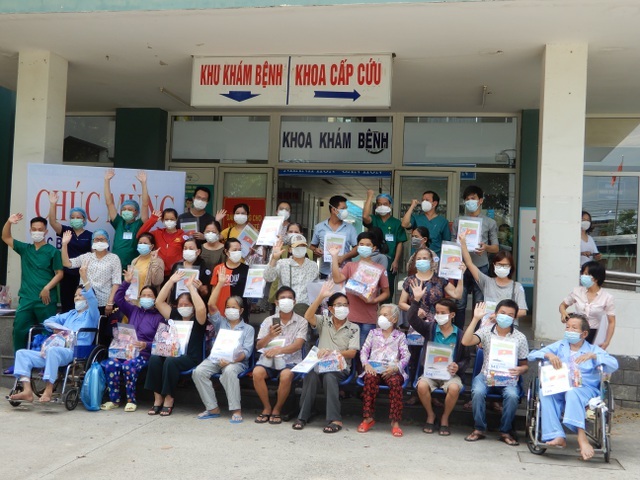  
Hàng chục bệnh nhân được công bố khỏi bệnh ở Đà Nẵng (Ảnh: Tuổi Trẻ Online)