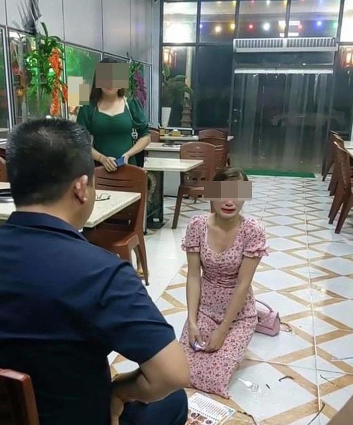  
Cô gái bị chủ quán bắt quỳ dưới sàn để xin lỗi sau khi phản ánh về đồ ăn của quán nướng (Ảnh cắt từ clip)