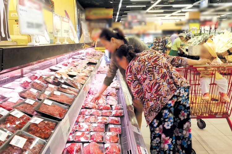  
Người tiêu dùng chọn mua thịt trong siêu thị (Ảnh: Kinh tế đô thị)