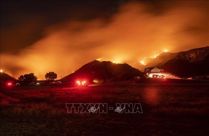  
Khói lửa bốc lên từ đám cháy rừng ở bang California, Mỹ ngày 1/8/2020. (Ảnh: TTXVN)