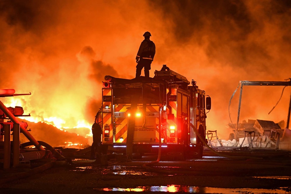  
Lính cứu hỏa hỗ trợ dập tắt đám cháy rừng ở California. (Ảnh: Twitter)