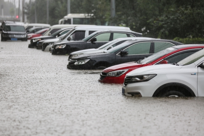  
Một đoạn đường ở Hàn Quốc bị ngập nặng do ảnh hưởng của mưa lớn kéo dài. (Ảnh: Reuters)