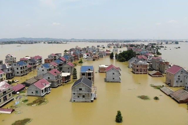  
Hàng nghìn ngôi nhà ở Trung Quốc chìm trong biển nước do tình trạng mưa lũ kéo dài gây ra. (Ảnh: Weibo)