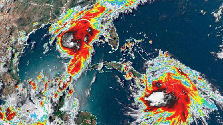  
Hình ảnh vệ tinh của hai cơn bão Marco và Laura. (Ảnh: CNN)