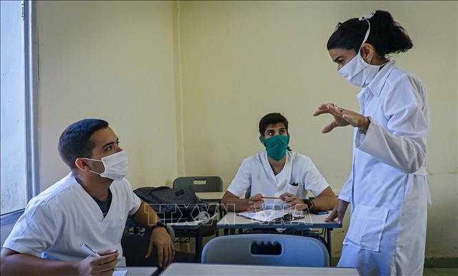 
Các bác sĩ trao đổi về chuyên môn về dịch bệnh Covid-19 tại một bệnh viện ở thủ đô La Habana, Cuba, ngày 5-5-2020. (Ảnh: TTXVN)