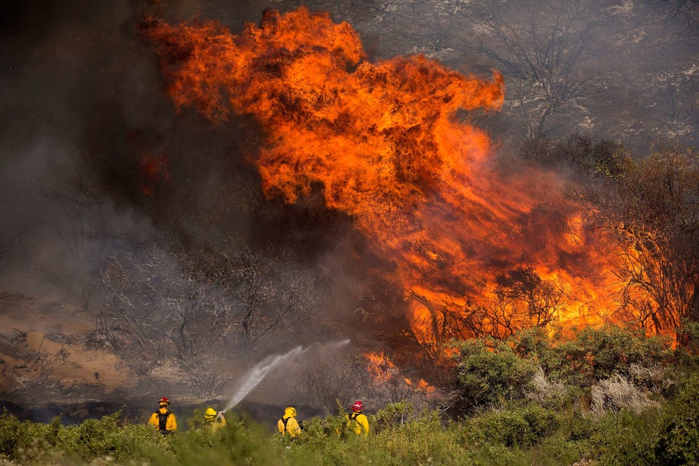  
Lực lượng cứu hỏa đang cố gắng dập tắt đám cháy lớn ở khu rừng thuộc bang California. (Ảnh: CNN)