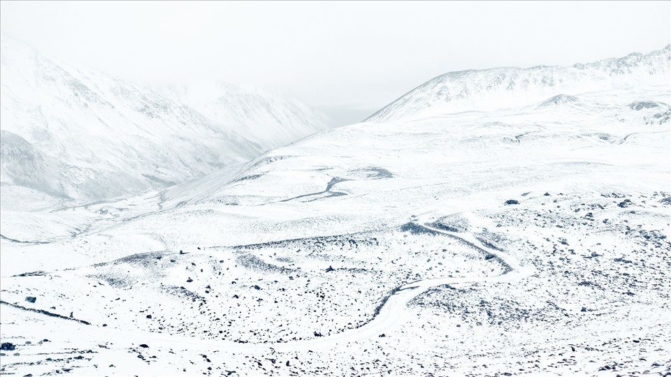  
Hình ảnh chụp tuyết rơi ngay giữa mùa hè tại Khu Bảo tồn thiên nhiên núi tuyết Baima. (Ảnh: CGTN)