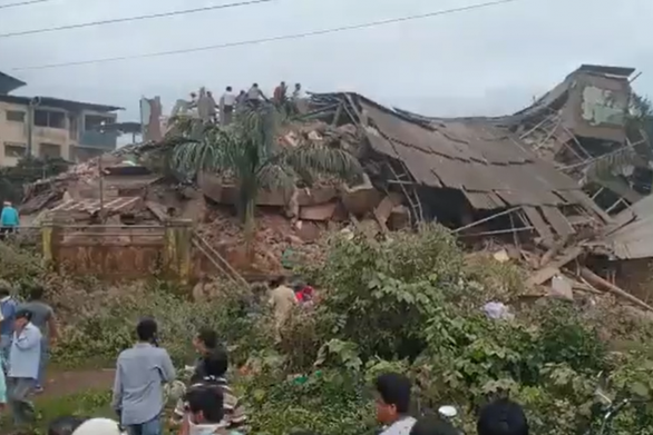  
Hình ảnh căn chung cư 5 tầng ở Ấn Độ chỉ còn là đống đổ nát sau khi sập vào hôm 24/5. (Ảnh: Twitter)