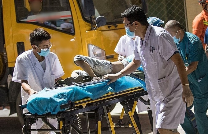  
Người đàn ông được giải cứu khỏi đống đổ nát và đưa đến bệnh viện. (Ảnh: AFP)
