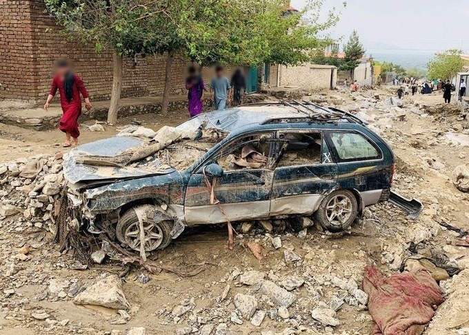  
Một ô tô bị hư hỏng sau trận lũ quét xảy ra ở tỉnh Parwan, hôm 26/8. (Ảnh: Reuters)