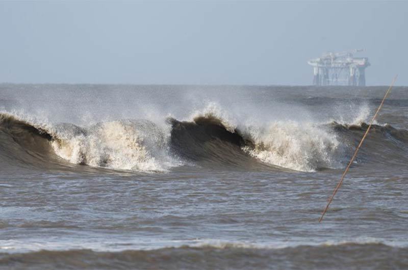Sóng dữ ở 1 bờ biển thuộc bang Louisiana, trước khi siêu bão Laura đổ bộ đất liền. (Ảnh: Forbes)