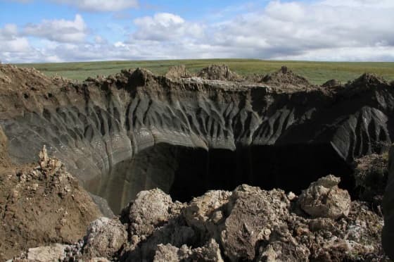  
Hình ảnh hố sâu hun hút xuất hiện ở Nga sau vụ nổ lớn. (Ảnh: The Sun)