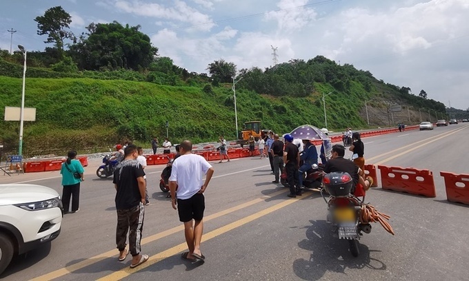 
Người dân sơ tán khỏi quận Ngũ Thông, thành phố Lạc Sơn, tỉnh Tứ Xuyên, Trung Quốc, vì lo sợ rò rỉ hóa chất, ngày 20/8. (Ảnh: VCG)