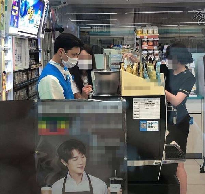  
Ji Chang Wook xuất hiện tại một cửa hàng tiện lợi ở Hàn Quốc (Ảnh: Koreaboo)