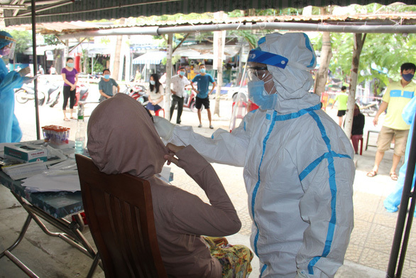 
Nhân viên y tế đang lấy mẫu xét nghiệm cho người dân ở ở chợ Bắc Mỹ An, quận Ngũ Hành Sơn, TP Đà Nẵng. (Ảnh: Tuổi Trẻ)