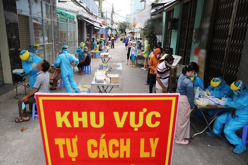 
Nhân viên y tế lấy mẫu xét nghiệm trong cộng đồng dân cư ở Đà Nẵng. (Ảnh: Người Lao Động)
