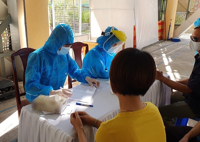
Nhân viên y tế ở Việt Nam mặc đồ bảo hộ để tránh Virus Corona lây nhiễm. (Ảnh: Tiền Phong)