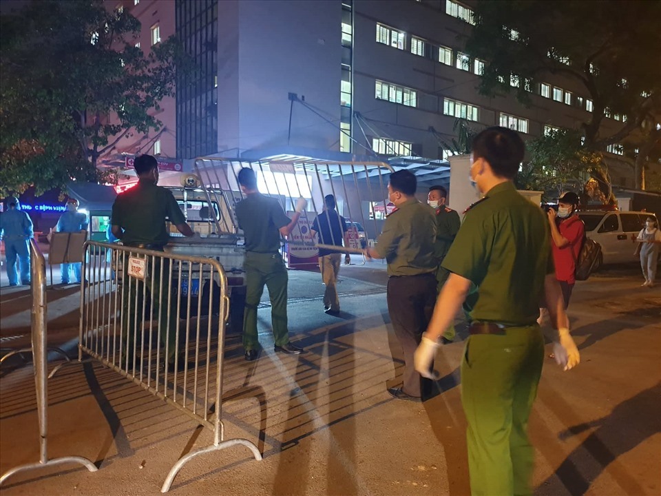 
Lực lượng công an phong tỏa bệnh viện. (Ảnh: Lao Động)