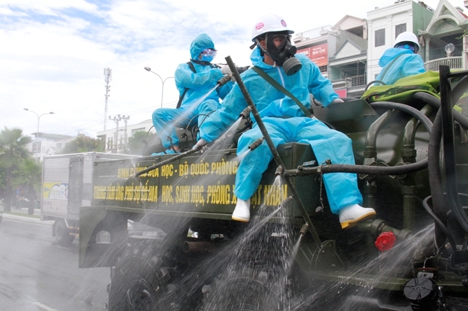  
Bộ đội phòng hóa Quân khu 5 hỗ trợ TP Đà Nẵng phun tiêu độc khử trùng. (Ảnh: Thanh Niên)