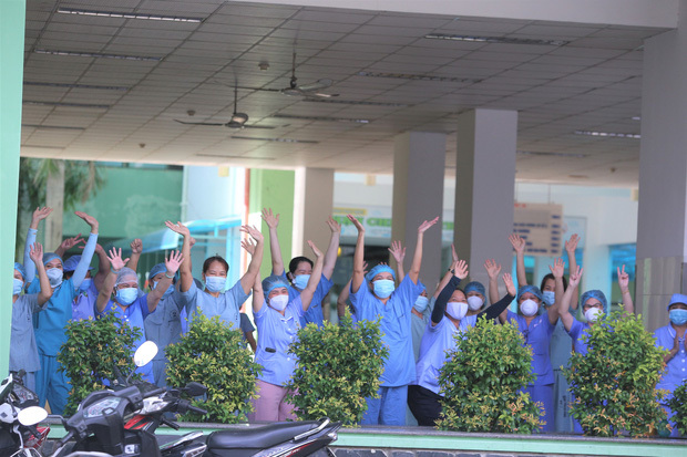  
Niềm vui vỡ òa của các nhân viên Bệnh viện Đà Nẵng (Ảnh: Pháp luật và Bạn đọc)