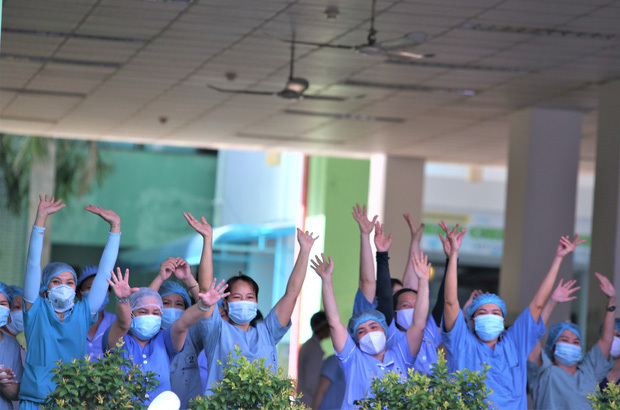  
Những cánh tay vẫy cao cùng nụ cười hiện rõ trên khuôn mặt của các nhân viên y tế (Ảnh: Pháp luật và Bạn đọc)