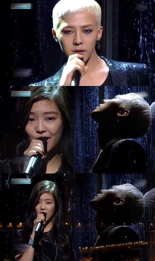  
Thậm chí khoe giọng hát chung sân khấu với "ông hoàng K-pop" lúc đó. (Ảnh: Chụp màn hình)