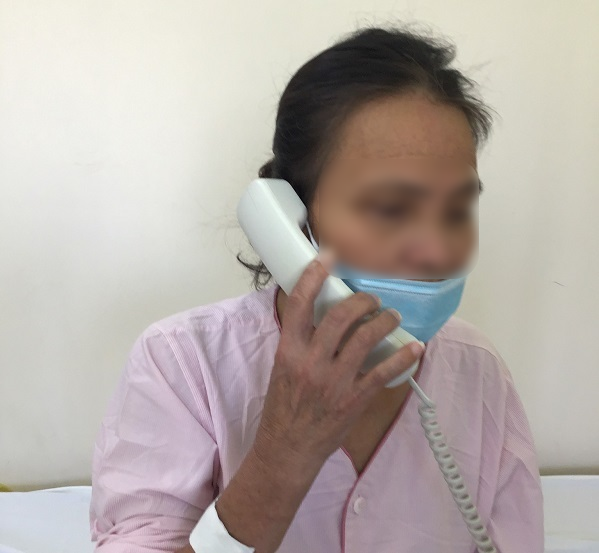  
Bệnh nhân vui mừng gọi điện thông báo tình hình sức khỏe cho người thân. (Ảnh: Sức khỏe đời sống)