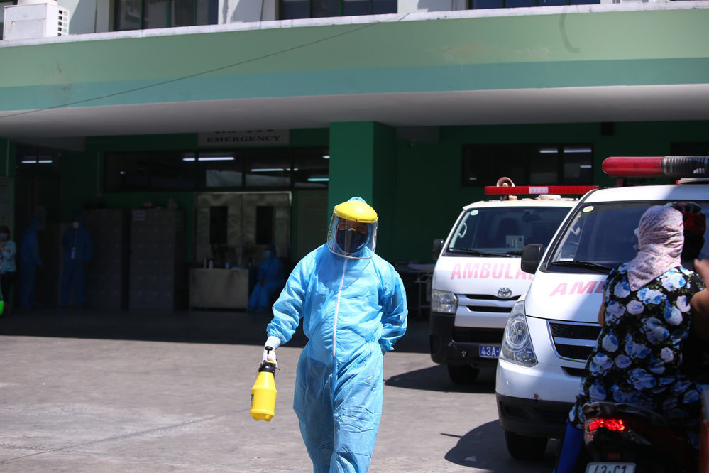  
Nhân viên y tế mặc đồ bảo hộ trong bệnh viện. (Ảnh: Thanh Niên)