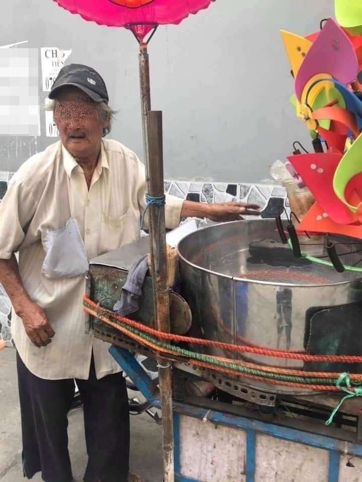  
Cụ ông gần 80 tuổi bươn chải kiếm sống bằng nghề bán chong chóng. (Ảnh: FB C.V) 