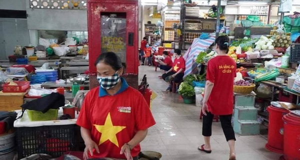  
Các tiểu thương tại chợ Đà Nẵng mặc áo cờ đỏ sao vàng khích lệ tinh thần mọi người giữa mùa dịch. (Ảnh: FB Đà Nẵng).