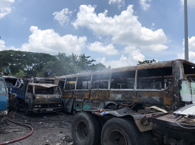 
Vụ hỏa hoạn xảy ra làm thiêu rụi nhiều xe buýt. (Ảnh: CAND).