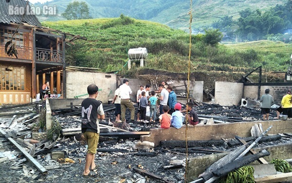 
Toàn cảnh vụ cháy diễn ra tại Sa Pa sáng nay (Ảnh: Báo Lào Cai)