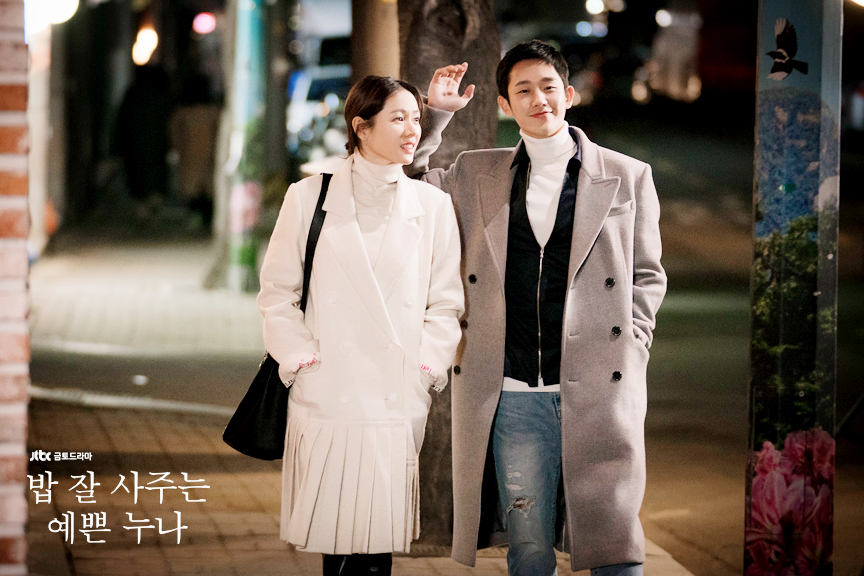  
Mối tình ngọt ngào của Son Ye Jin và Jung Hae In được khán giả cực kỳ yêu thích (Ảnh JTBC)