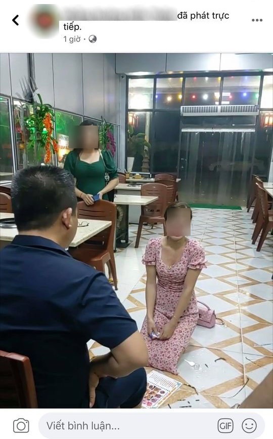  
Cô gái bị bắt quỳ xin lỗi vì "bóc phốt" quán ăn. (Ảnh: Chụp màn hình).