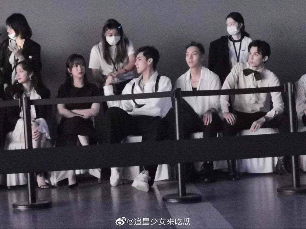 
Dương Mịch và Dương Tử chung khung hình cùng dàn nam thần tại sự kiện. (Ảnh: Weibo).