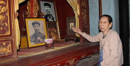  
Bà Lê Thị Dinh bên cạnh bàn thờ Vua Bảo Đại (Ảnh: Giadinh.net).