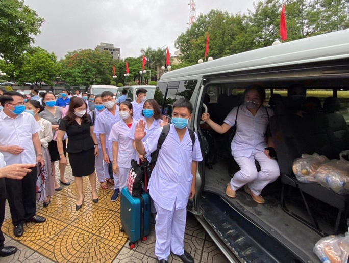 
Các bác sĩ Hải Phòng lên đường đến Đà Nẵng. (Ảnh: Người lao động)