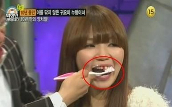  
Cô được bác sĩ đánh răng cho ngay trên sóng truyền hình. (Ảnh: Chụp màn hình)