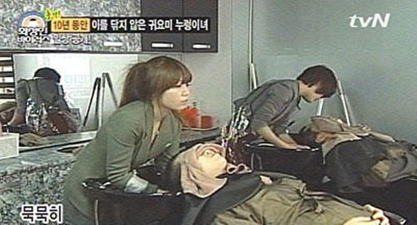  
Hyun-ji làm việc trong một tiệm salon. (Ảnh: tvN)